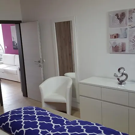 Greg's Great Location Apartma *